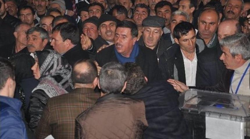 Ak Parti&rsquo;de Temay&uuml;l İzdihamı