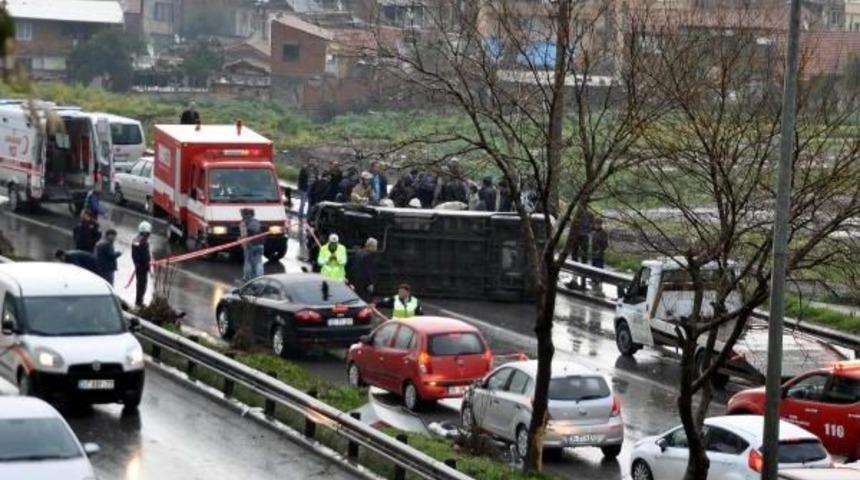 Yolcu Minib&uuml;s&uuml; Devrildi, 4 Kişi Yaralandı