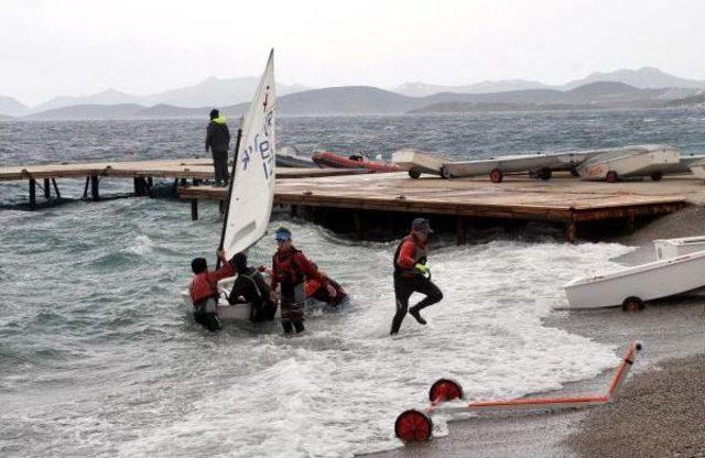 Kuvvetli R&uuml;zgara Yakalanan Milli Optimistlerin Zor Anları 3