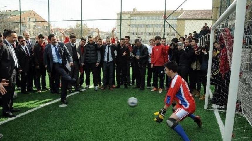 Gen&ccedil;ler Halı Saha İstedi, Başkan Ak Yaptı