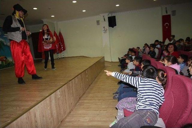 Bayraklı&rsquo;da &Ccedil;ocuklar Tiyatro İle Buluşuyor 1
