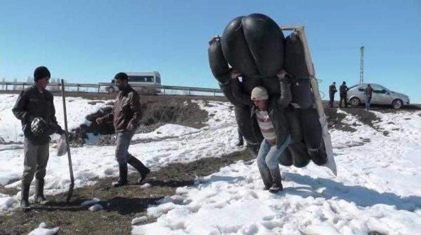 Murat Nehri'nde Kelekle Balık Avı