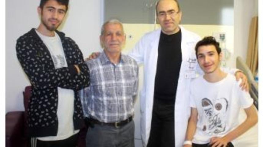 18 Yaşındaki Gencin &rsquo;kunduracı G&ouml;ğs&uuml;&rsquo; Kapalı Ameliyatla D&uuml;zeltildi
