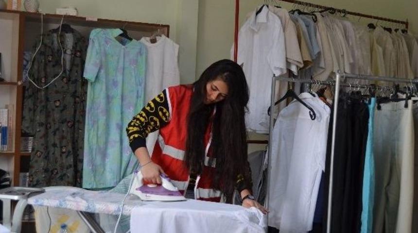 &Uuml;niversite &Ouml;ğrencileri, Sosyal Market&rsquo;te G&ouml;n&uuml;ll&uuml; &Ccedil;alışıyor