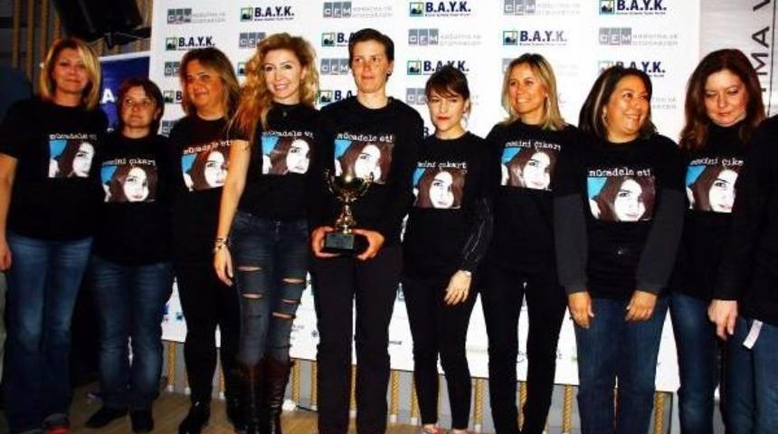 Kadın Yelkencilerden Tiş&ouml;rtl&uuml; '&ouml;zgecan' Protestosu