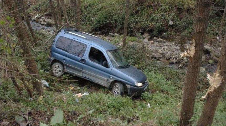 İ&ccedil;erisinde &Ccedil;ocuk Bulunan Ara&ccedil; Dere Yatağına Yuvarlandı