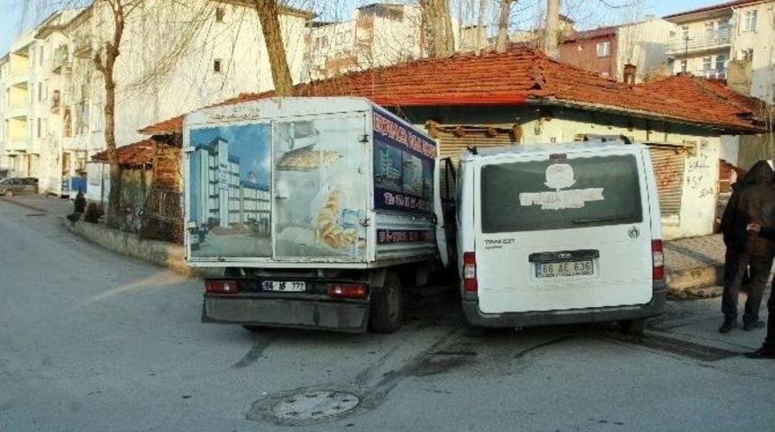 Yozgat&rsquo;ta İki Ekmek Arabasının &Ccedil;arpışması G&uuml;venlik Kamerasına Yansıdı