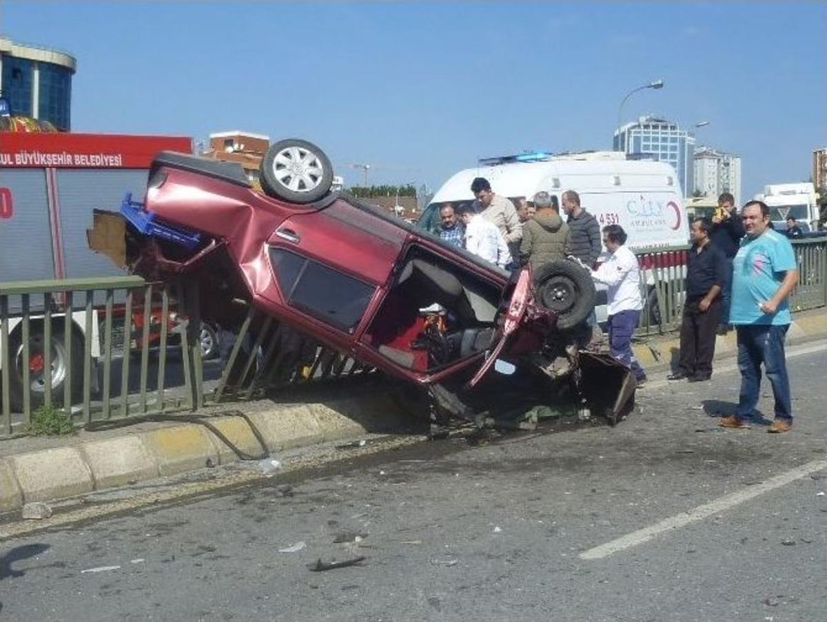 Kadık&ouml;y&rsquo;de Aşırı Hız Yapan 16 Yaşındaki Ehliyetsiz S&uuml;r&uuml;c&uuml; Demir Bariyerlere &Ccedil;arptı