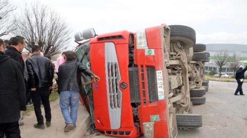 Virajı Alamayan Tır Yan Yattı