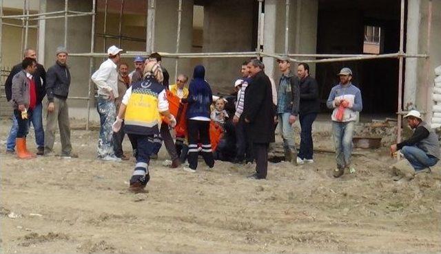 Elazığ’da 4. Kattan Düşen 2 İşçi Yaralandı