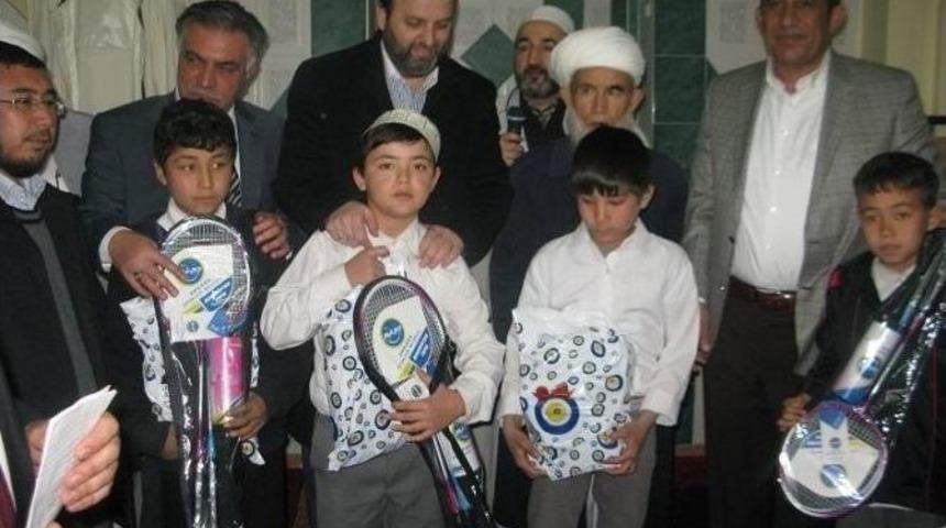 &Ouml;ğrenciler Hediyelerle Cemaatle Namaza &Ouml;zendiriliyor
