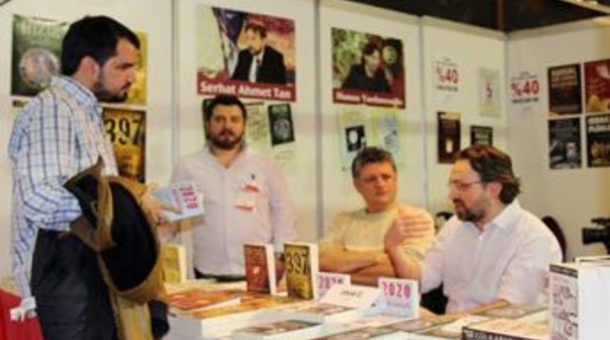 Gazeteci Erkan &Ouml;z Ve Ekonomist Kaan Sarıaydın Cnr Kitap Fuarı&rsquo;nda