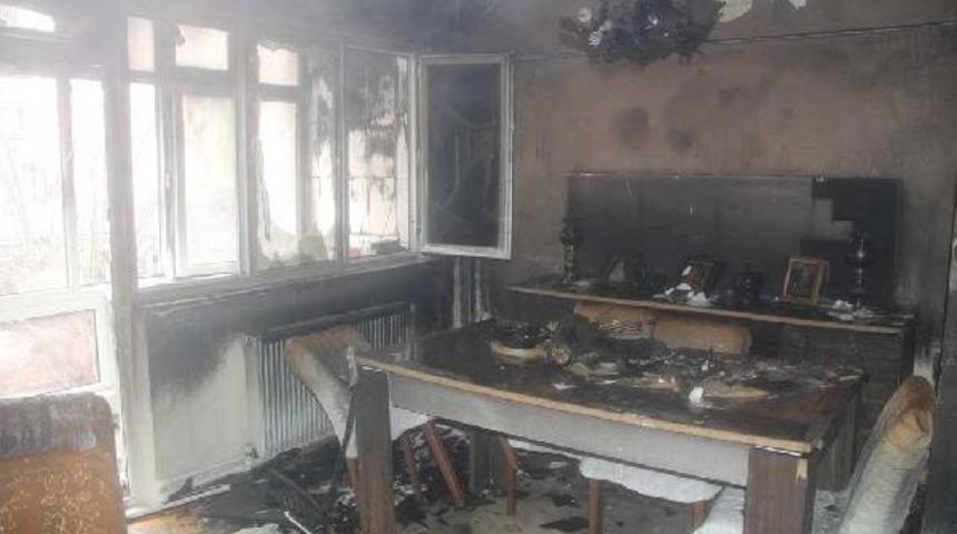 Yangın &Ccedil;ıkan Evin Penceresinden Atladı, Beli Kırıldı