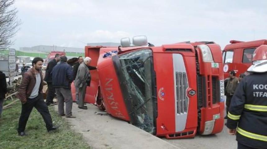 Hurda Y&uuml;kl&uuml; Tır Devrildi: 1 Yaralı