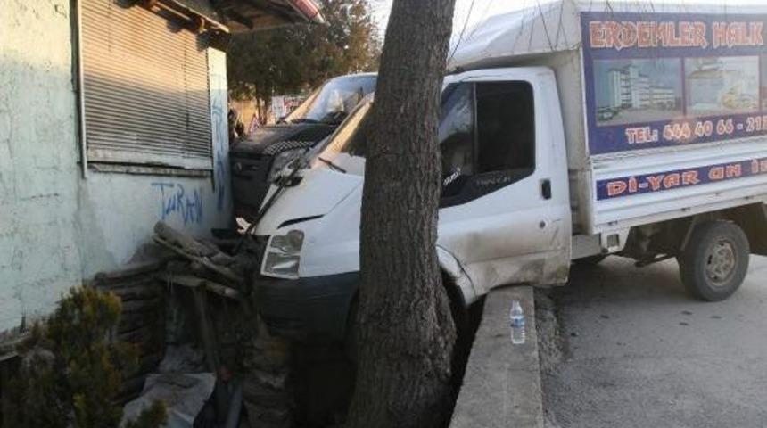 Ekmek Ara&ccedil;ları &Ccedil;arpıştı: 2 Yaralı