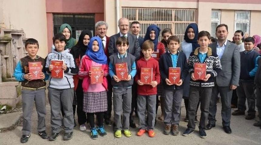 Başkan Kafaoğlu, Kitap Dağıttı