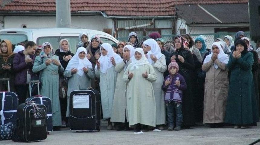 Dualarla Umre Yolculuğuna &Ccedil;ıktılar