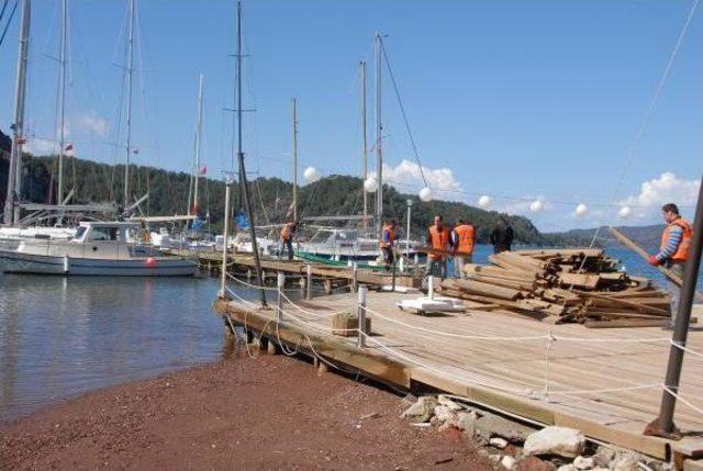 Marmaris'te Kaçak Iskelelerin Yıkımına Başlandı