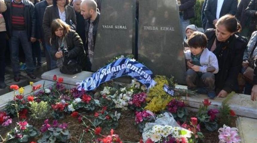 Mezarına K&ouml;y&uuml;nden Getirilen Toprak Serpildi, Livaneli İnce Memed T&uuml;rk&uuml;s&uuml;n&uuml; Okudu