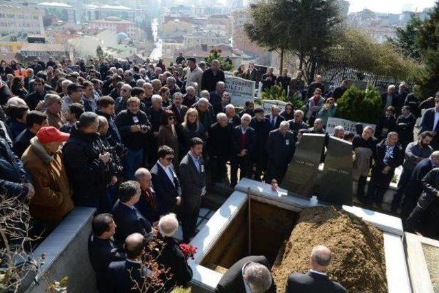 Mezarına Köyünden Getirilen Toprak Serpildi, Livaneli İnce Memed Türküsünü Okudu