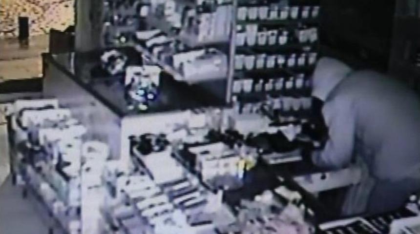 G&uuml;m&uuml;şhane&rsquo;de Hırsızlar Bir Dakikada Bin 750 Tl &Ccedil;aldılar