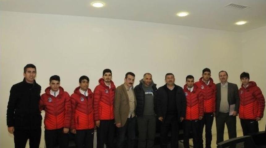 Karabacak Şampiyonları &Ouml;d&uuml;llendirdi