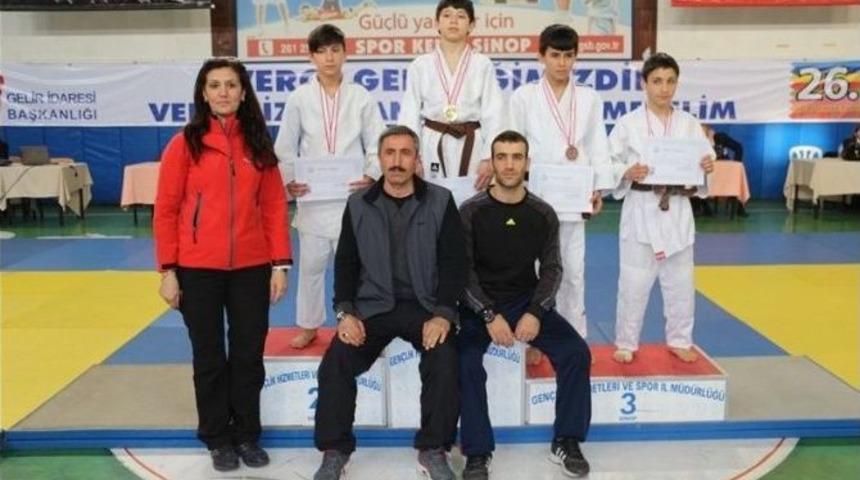 Yalovalı Judocular Madalyaları Topladı