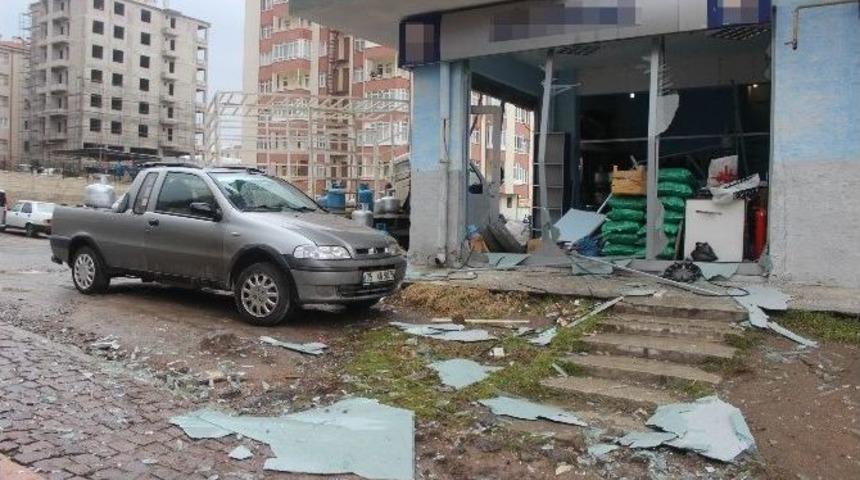 T&uuml;p&ccedil;&uuml; D&uuml;kkanında Korkutan Patlama: 2 Yaralı