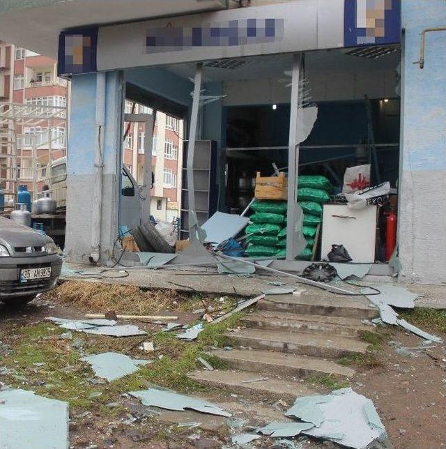 T&uuml;p&ccedil;&uuml; D&uuml;kkanında Korkutan Patlama: 2 Yaralı 1