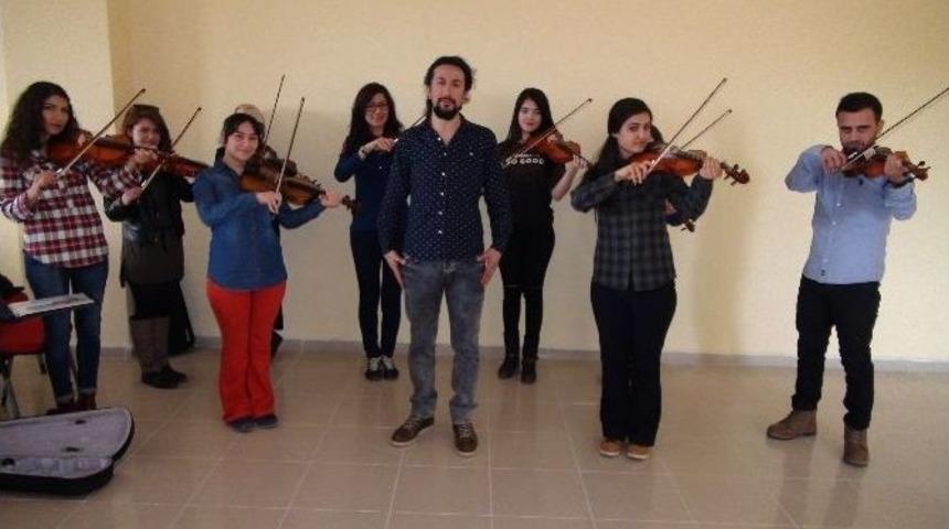 Yozgat&rsquo;ta &Uuml;niversite &Ouml;ğrencileri Keman Kursunda Stres Atıyor