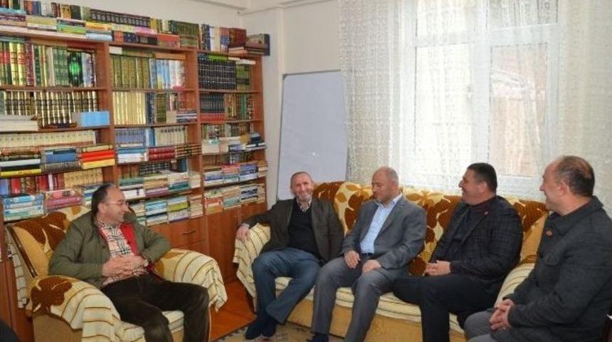 &Uuml;z&uuml;lmez&rsquo;in Umrecilere Ziyaretleri S&uuml;r&uuml;yor