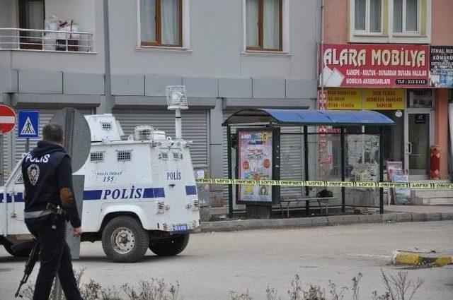 Durakta Unutulan &Ccedil;anta F&uuml;nyeyle Patlatıldı 1