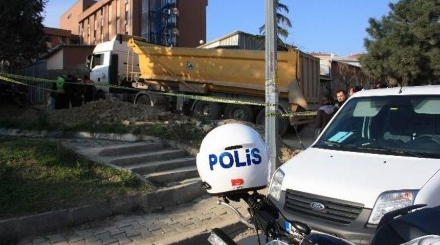 Kamyonun Altında Kalan Yaşlı Kadın Hayatını Kaybetti