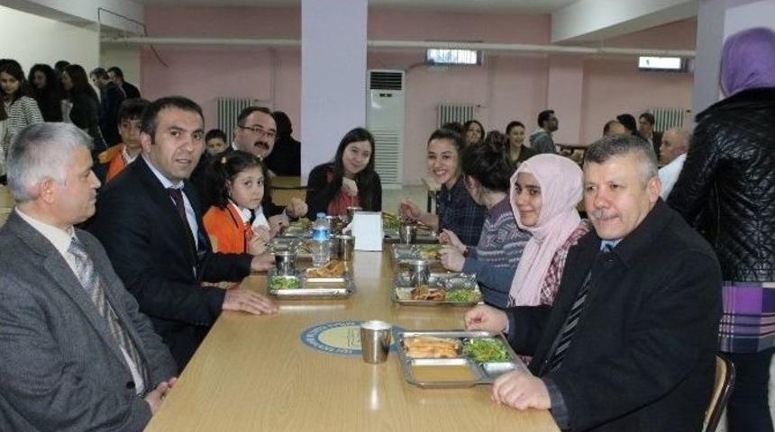 Liseden 12. Sınıf &Ouml;ğrencilerine Moral Yemeği