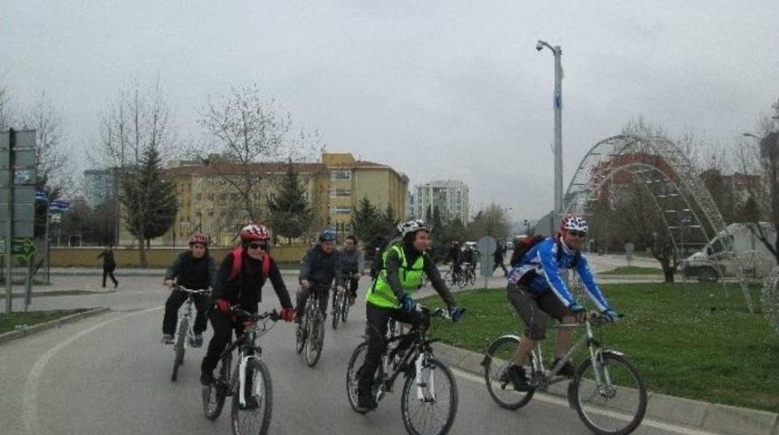 Pedallar, &Uuml;sk&uuml;dar Faciasını İ&ccedil;in D&ouml;nd&uuml;