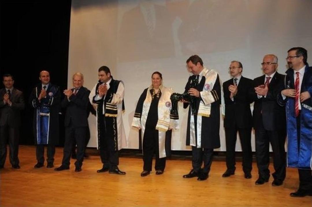 Kale Grubu Başkanı Okyay Ve Eşine Fahri Doktora Unvanı Verildi