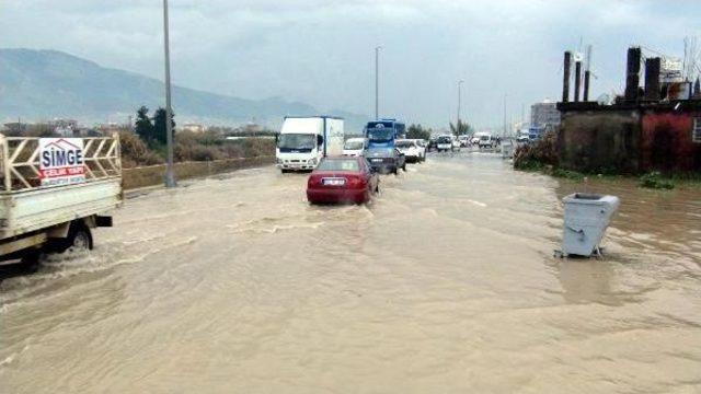 Hatay da Sağanak Yağmur Hayatı Olumsuz Etkiledi 1