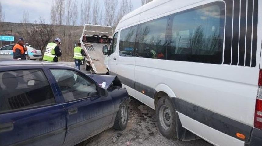 İş&ccedil;i Servisi İle Otomobil &Ccedil;arpıştı: 14 Yaralı