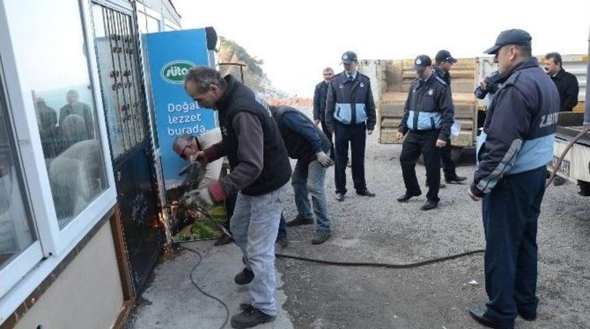 D&uuml;kkanı Yıkılan Gazi, Belediye Binasını Bastı