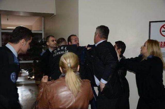 D&uuml;kkanı Yıkılan Gazi, Belediye Binasını Bastı 1