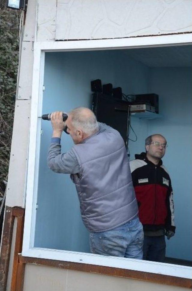 D&uuml;kkanı Yıkılan Gazi, Belediye Binasını Bastı 2