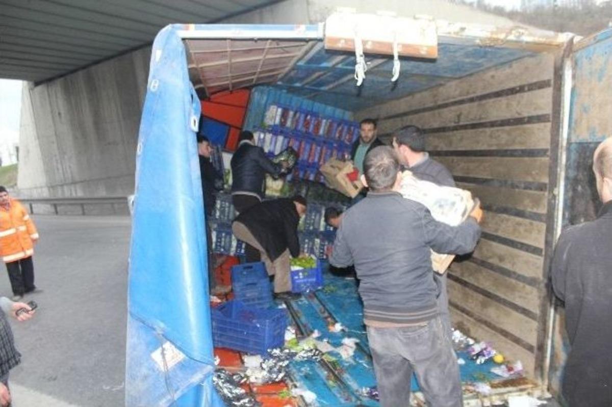 Devrilen Kamyonetten Malları El Birliğiyle Kurtardılar