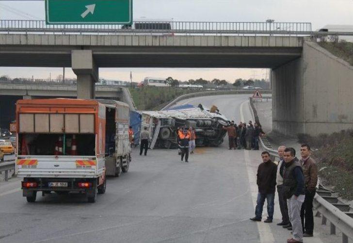 Devrilen Kamyonetten Malları El Birliğiyle Kurtardılar G2