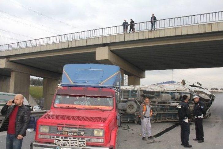 Devrilen Kamyonetten Malları El Birliğiyle Kurtardılar G4