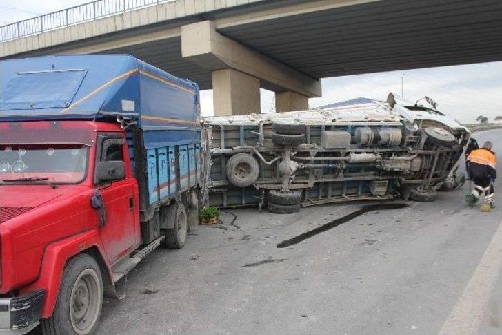 Devrilen Kamyonetten Malları El Birliğiyle Kurtardılar G5