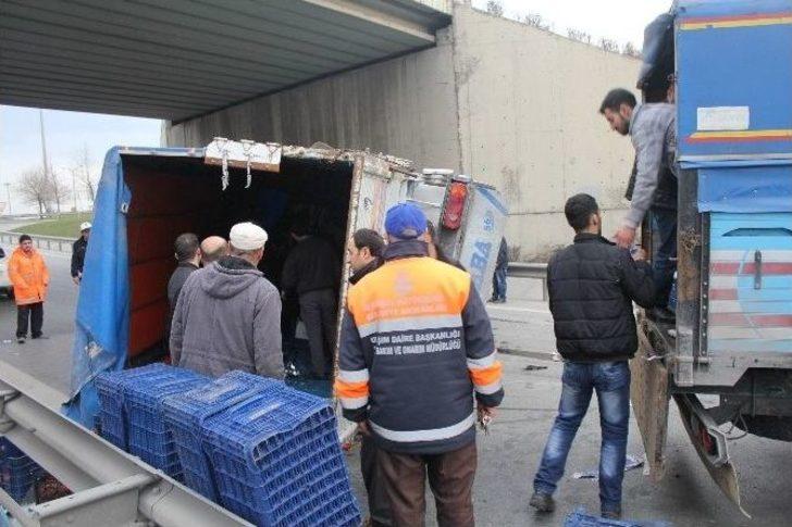 Devrilen Kamyonetten Malları El Birliğiyle Kurtardılar G1