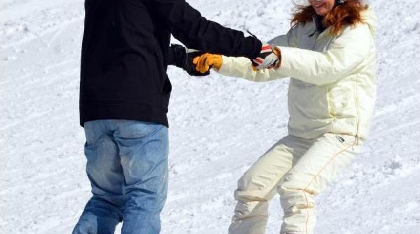 &Ouml;zge &Ouml;zder, Paland&ouml;ken'de Snowboard &Ouml;ğreniyor