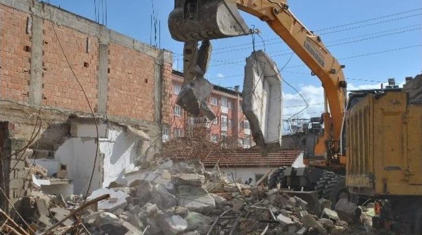İncirliova&rsquo;da Metruk Binalar Yıkılıyor
