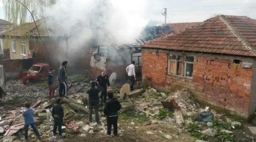 Tek Katlı Ev Yangında K&uuml;l Oldu