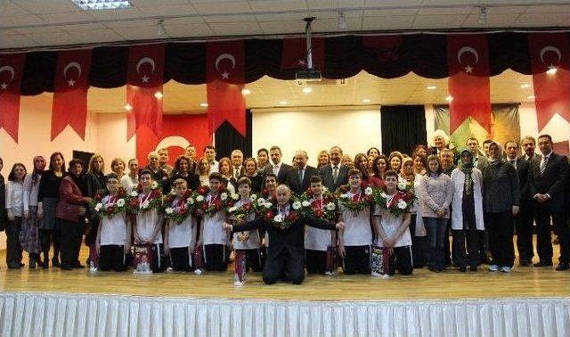 Yıldız Erkekler İstanbul Voleybol Şampiyonları &Ouml;d&uuml;llendirildi 2